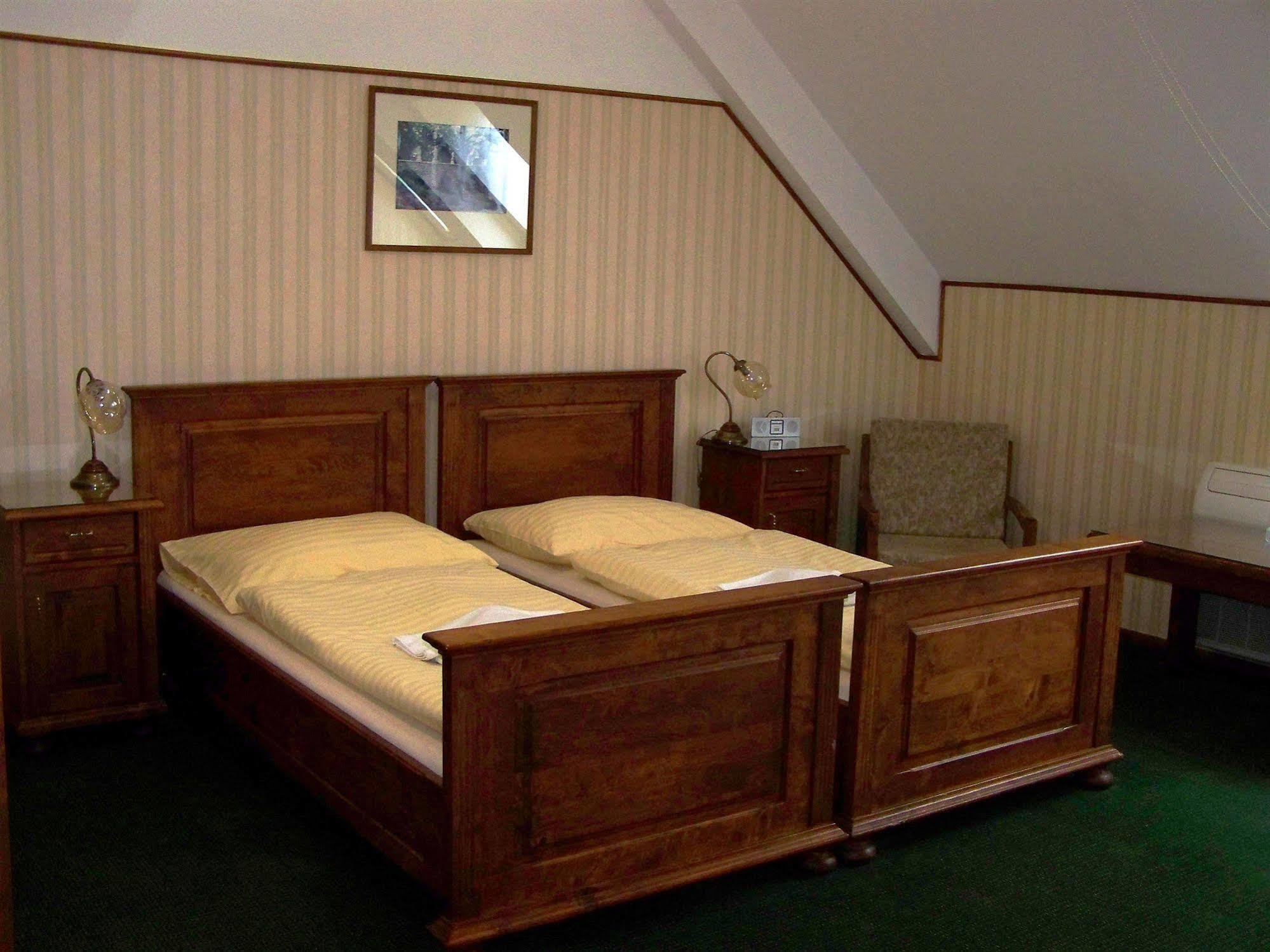 Hotel Pariz Jicin Luaran gambar