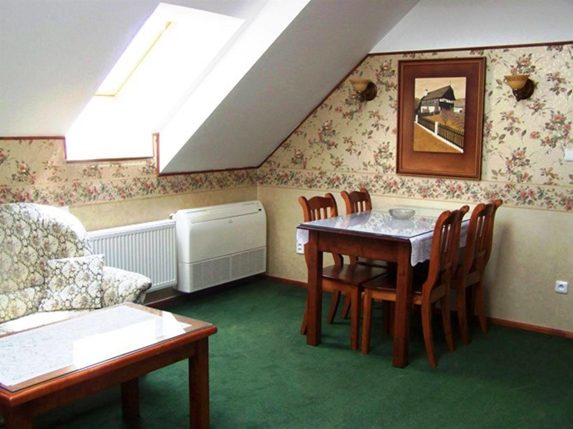 Hotel Pariz Jicin Luaran gambar