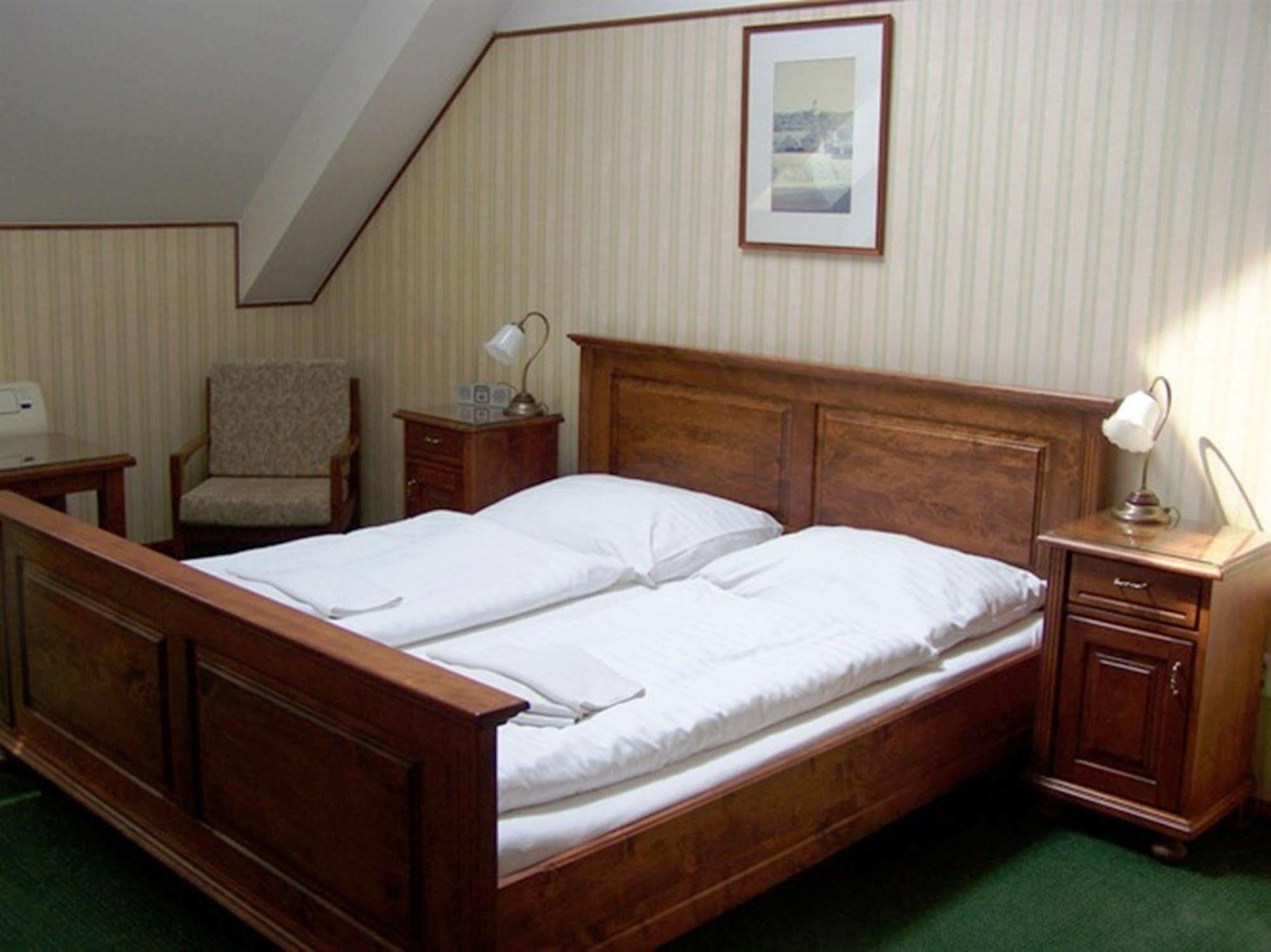 Hotel Pariz Jicin Luaran gambar